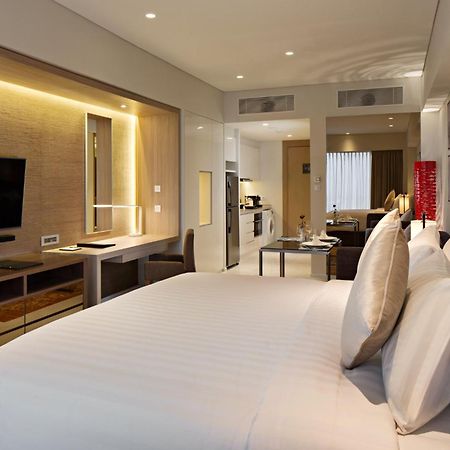 Oakwood Hotel & Residence Surabaya Buitenkant foto