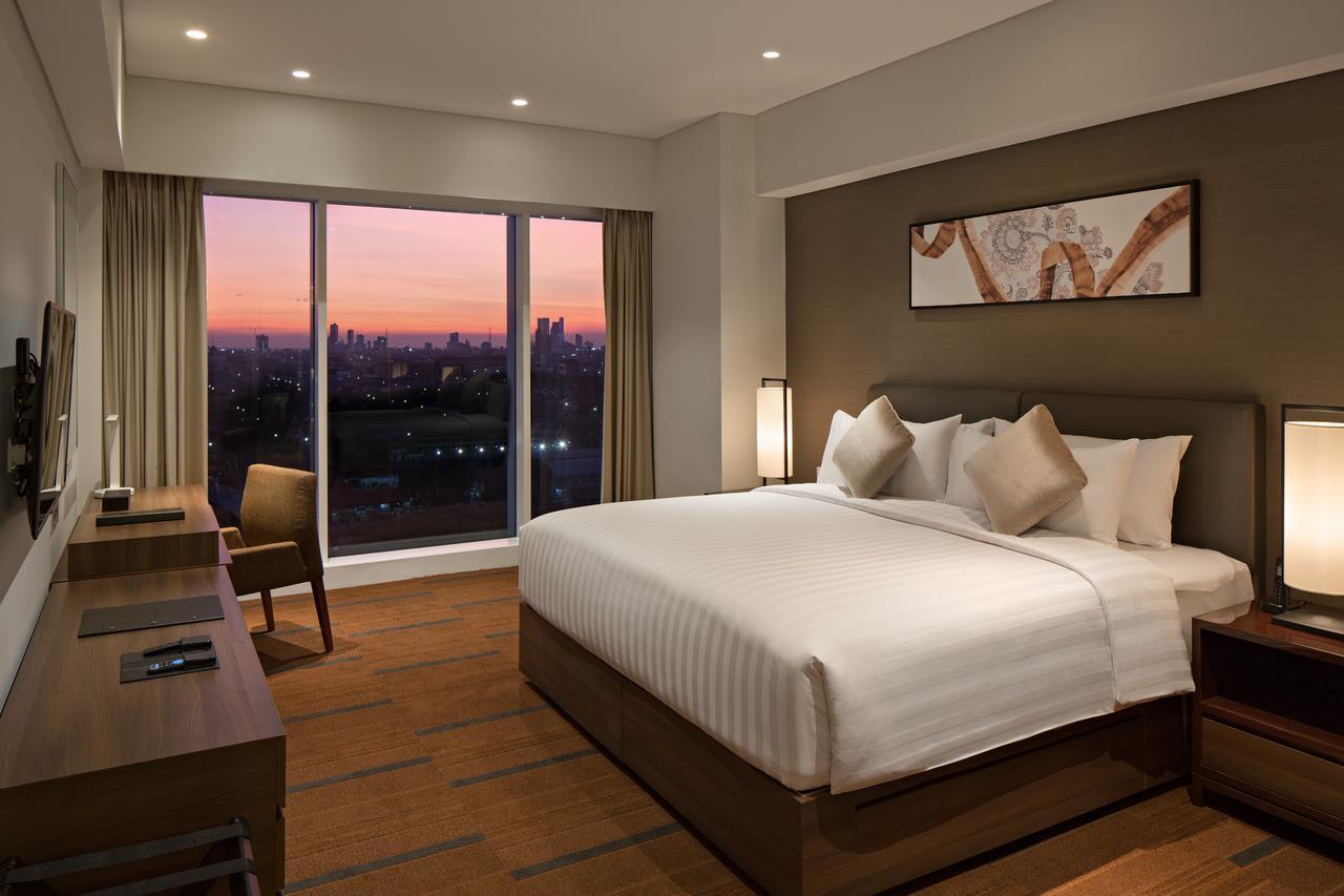 Oakwood Hotel & Residence Surabaya Buitenkant foto