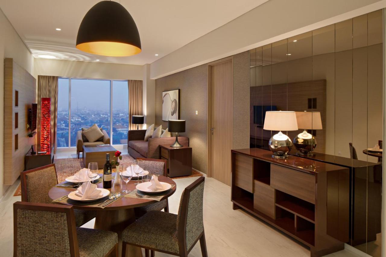 Oakwood Hotel & Residence Surabaya Buitenkant foto